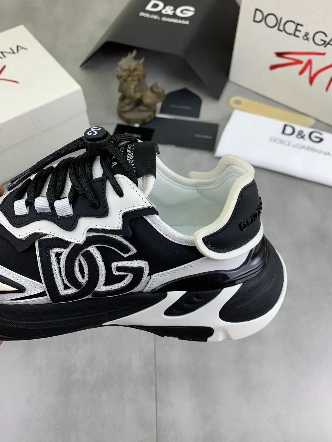 Men's shoes 💰P560💰 [New style] top original quality, synchronized with "DOLCE&GABBANA [Dolce & Gabbana] ~ high quality." effect. Low-cut casual DG men's shoes, loved by many celebrities, using high-end imported first-layer calfskin splicing design + cowhide feet, simple and elegant, perfectly interpreting the latest inspiration for shoes, classic and fashionable integration. Luxurious dreams, driving fashion, suitable for drivers, lightweight and comfortable, light and breathable for outdoor travel, high-end quality Trustworthy, 4️⃣colors🉑️ to choose from! Code number: 38-46